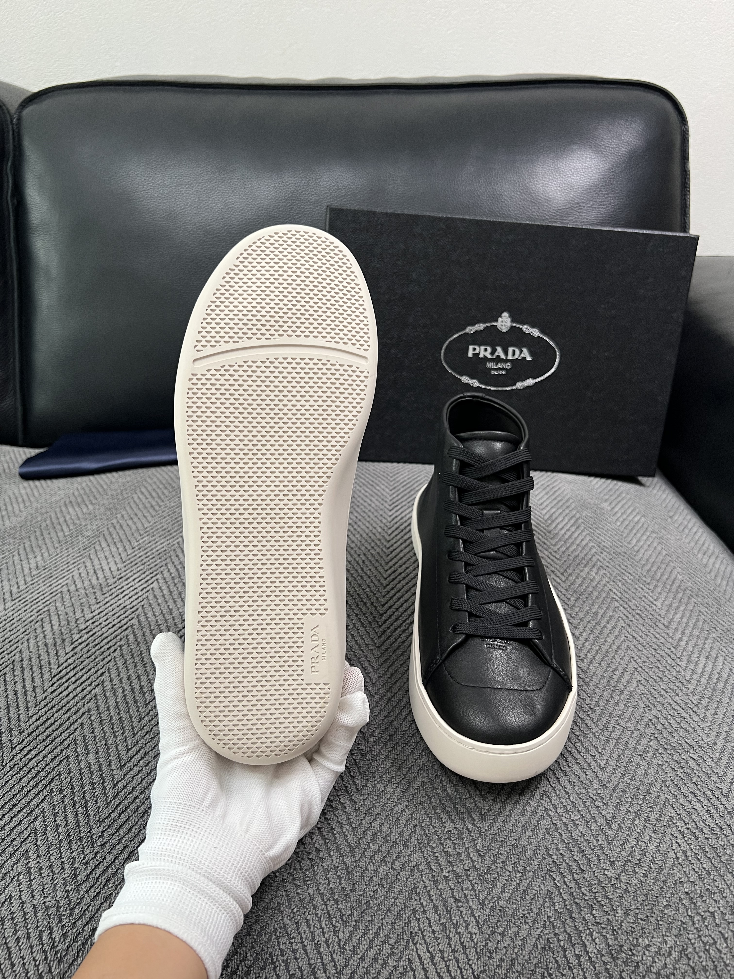 Prada  高品质  顶级工艺品，普拉达 靴子专柜同步，原厂配置意大利进口牛皮拼布面料，进口牛皮内里垫，透气舒适，鞋底
