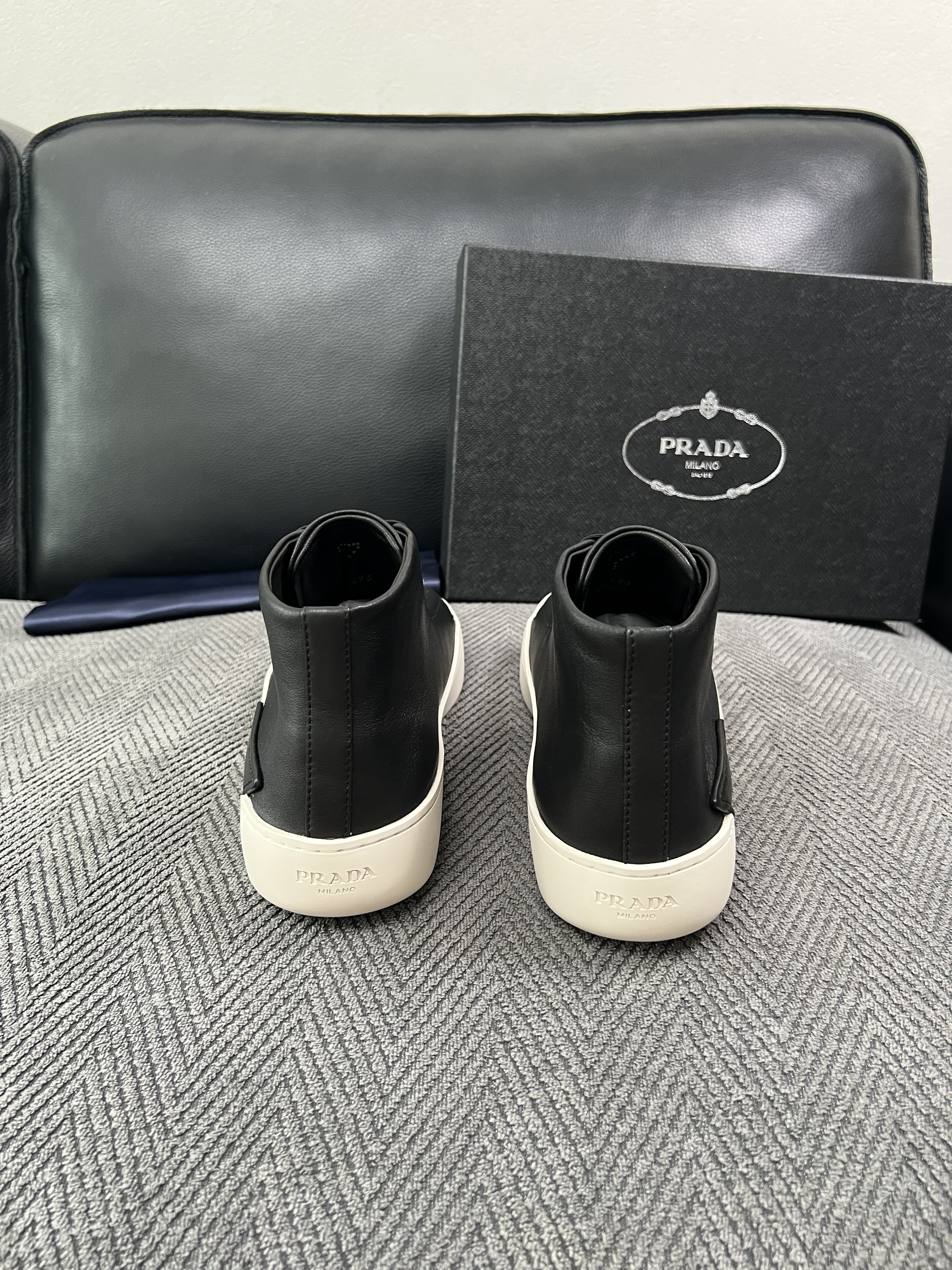 Prada  高品质  顶级工艺品，普拉达 靴子专柜同步，原厂配置意大利进口牛皮拼布面料，进口牛皮内里垫，透气舒适，鞋底