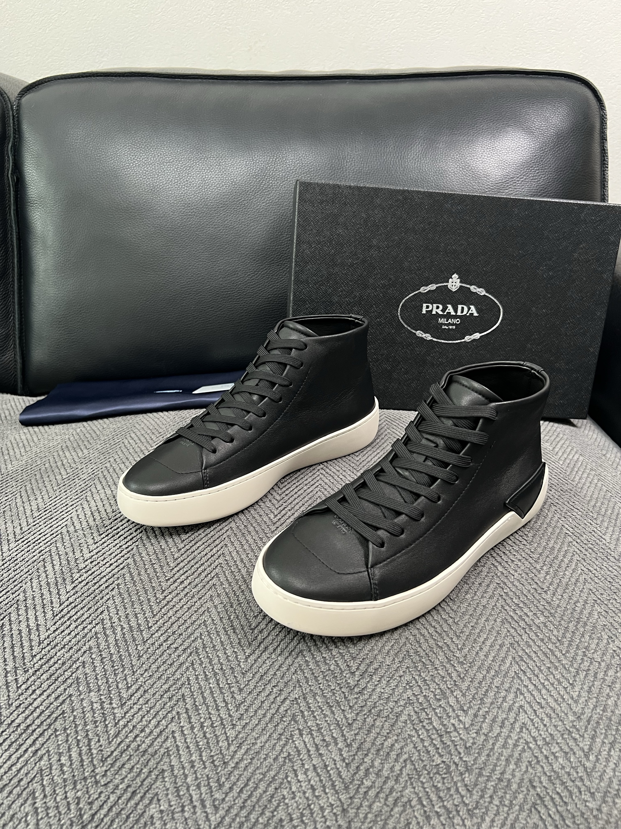 Prada  高品质  顶级工艺品，普拉达 靴子专柜同步，原厂配置意大利进口牛皮拼布面料，进口牛皮内里垫，透气舒适，鞋底