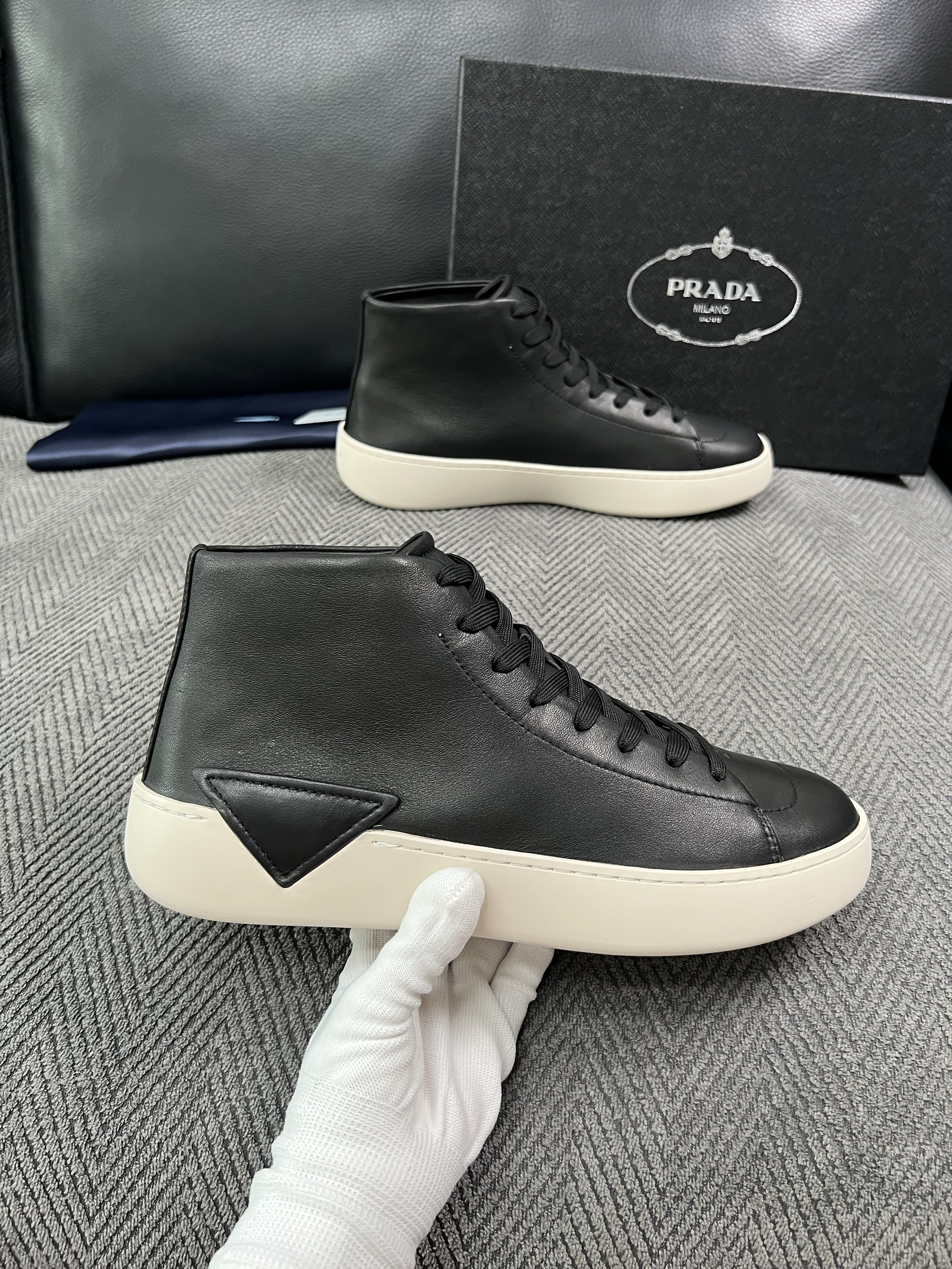 Prada  高品质  顶级工艺品，普拉达 靴子专柜同步，原厂配置意大利进口牛皮拼布面料，进口牛皮内里垫，透气舒适，鞋底