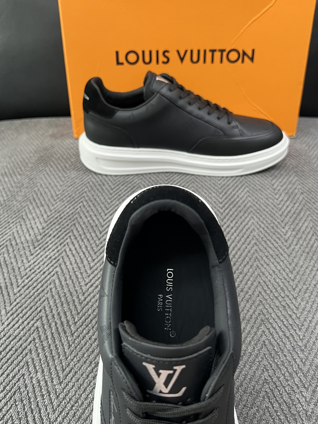 Lv  高品质  顶级工艺品  路易威登，运动板鞋专柜同步，鞋面意大利进口，高品质拼接缤纷色彩复杂工艺品，进口牛皮里垫柔