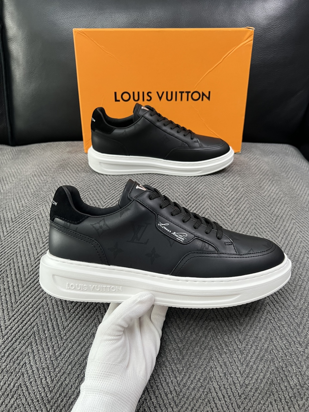 Lv  高品质  顶级工艺品  路易威登，运动板鞋专柜同步，鞋面意大利进口，高品质拼接缤纷色彩复杂工艺品，进口牛皮里垫柔