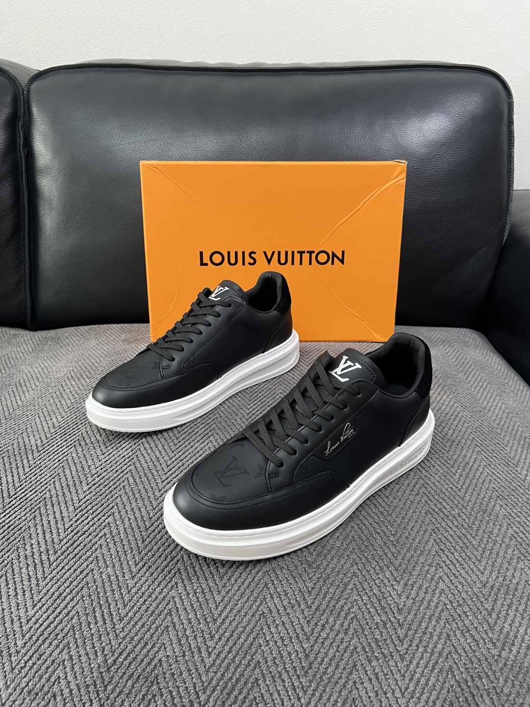 Lv  高品质  顶级工艺品  路易威登，运动板鞋专柜同步，鞋面意大利进口，高品质拼接缤纷色彩复杂工艺品，进口牛皮里垫柔
