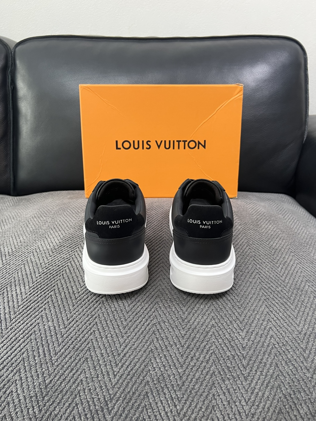 Lv  高品质  顶级工艺品  路易威登，运动板鞋专柜同步，鞋面意大利进口，高品质拼接缤纷色彩复杂工艺品，进口牛皮里垫柔