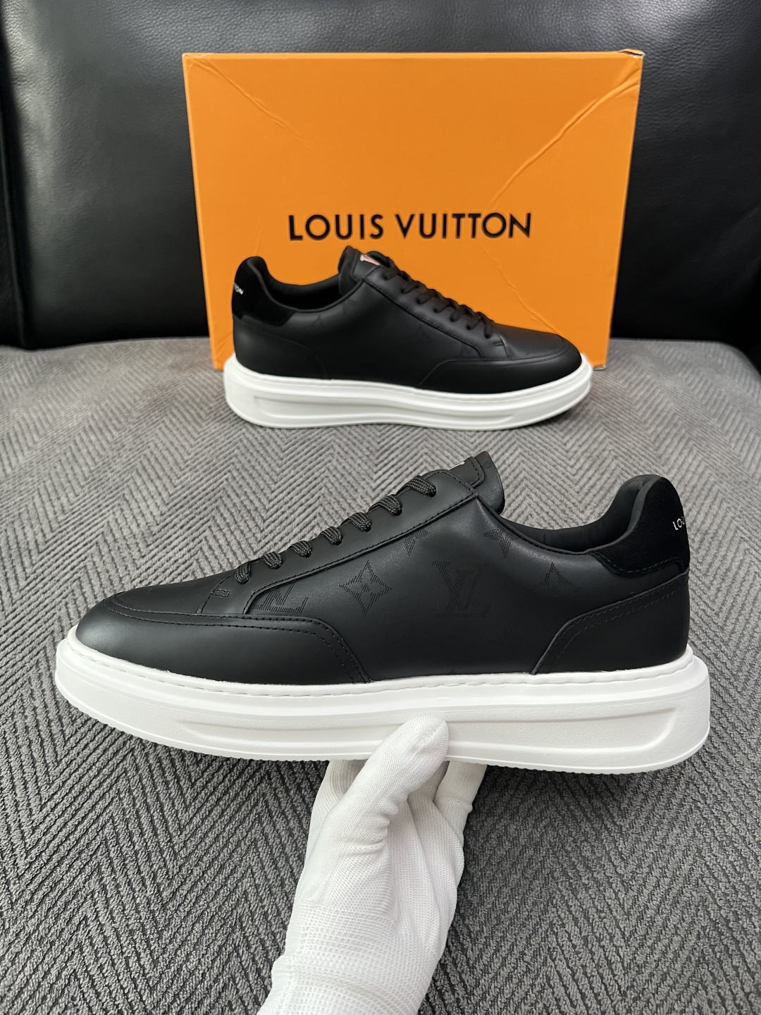 Lv  高品质  顶级工艺品  路易威登，运动板鞋专柜同步，鞋面意大利进口，高品质拼接缤纷色彩复杂工艺品，进口牛皮里垫柔