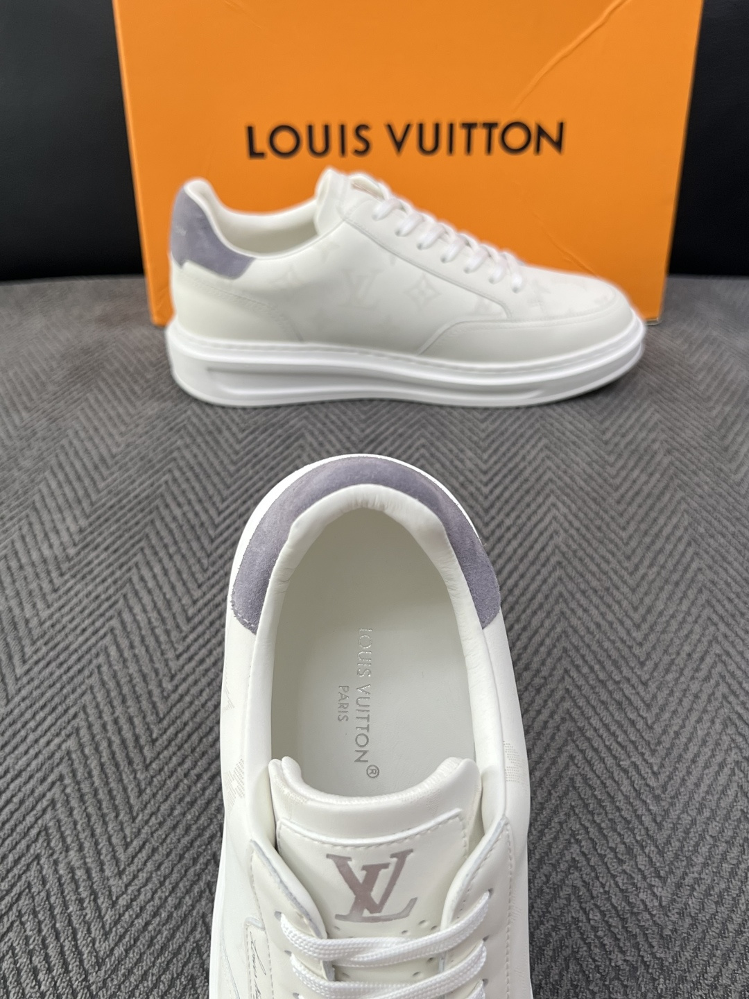 Lv  高品质  顶级工艺品  路易威登，运动板鞋专柜同步，鞋面意大利进口，高品质拼接缤纷色彩复杂工艺品，进口牛皮里垫柔