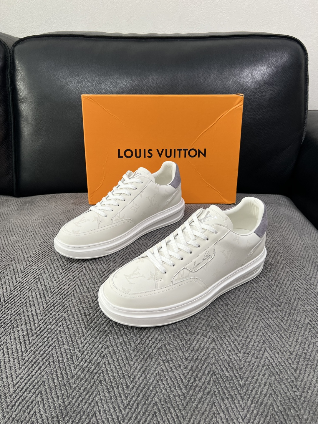 Lv  高品质  顶级工艺品  路易威登，运动板鞋专柜同步，鞋面意大利进口，高品质拼接缤纷色彩复杂工艺品，进口牛皮里垫柔