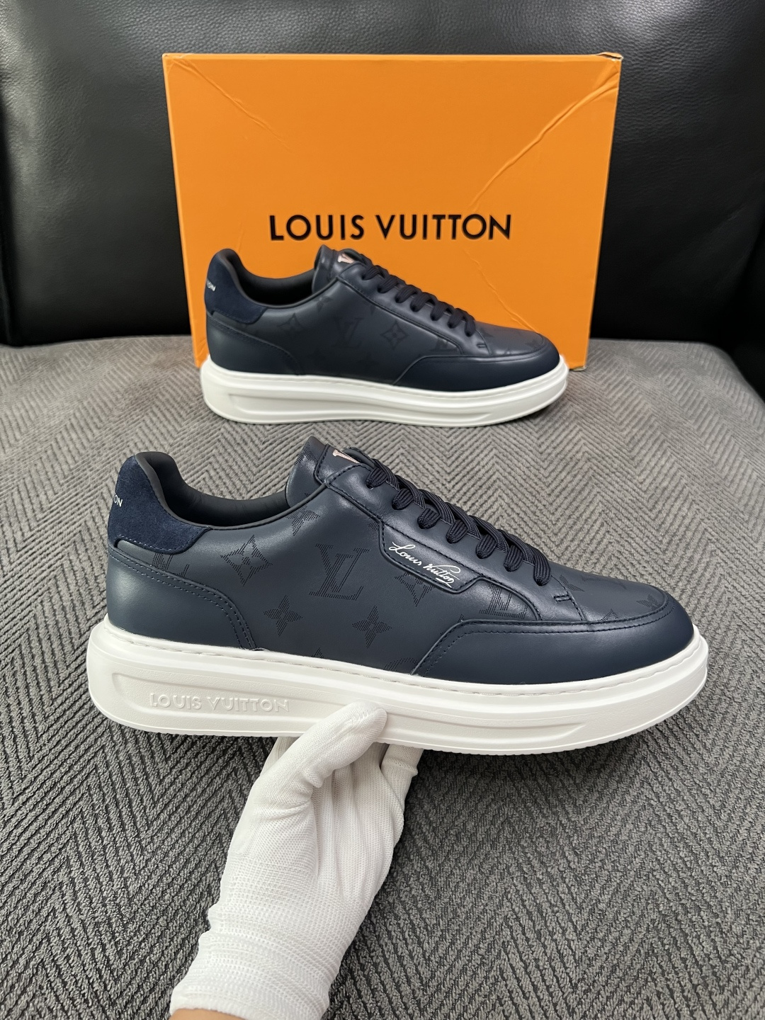 Lv  高品质  顶级工艺品  路易威登，运动板鞋专柜同步，鞋面意大利进口，高品质拼接缤纷色彩复杂工艺品，进口牛皮里垫柔