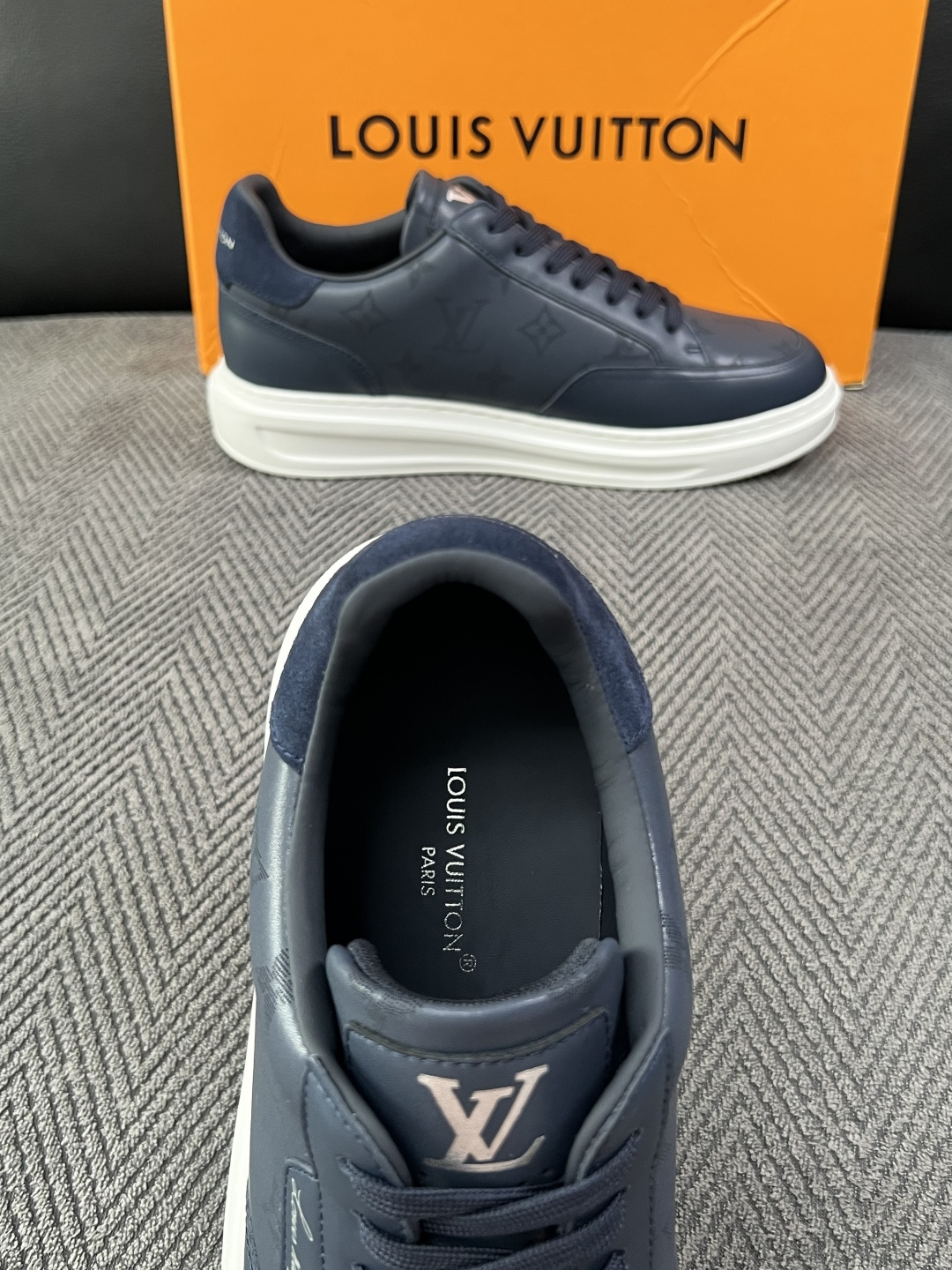 Lv  高品质  顶级工艺品  路易威登，运动板鞋专柜同步，鞋面意大利进口，高品质拼接缤纷色彩复杂工艺品，进口牛皮里垫柔