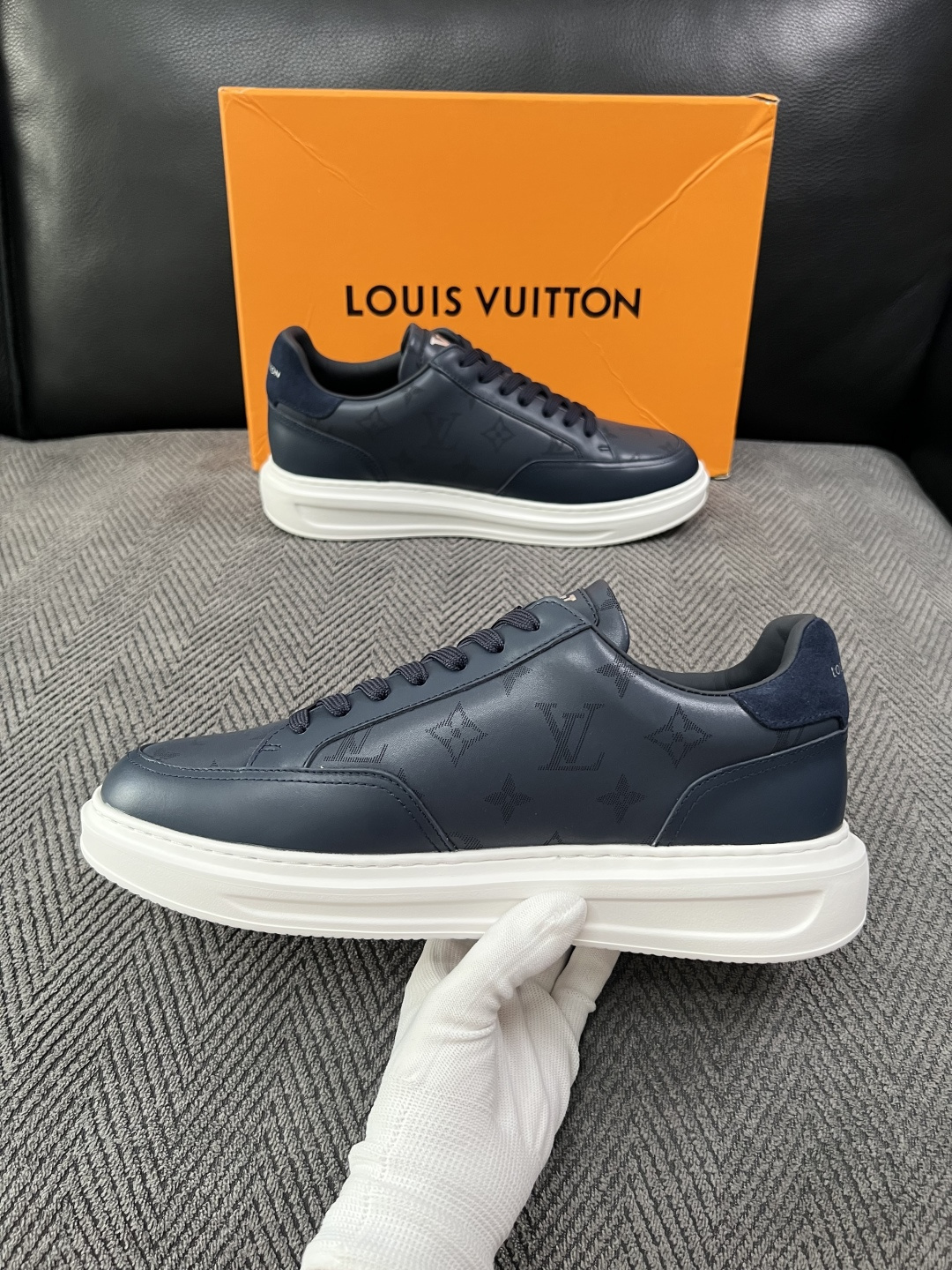 Lv  高品质  顶级工艺品  路易威登，运动板鞋专柜同步，鞋面意大利进口，高品质拼接缤纷色彩复杂工艺品，进口牛皮里垫柔