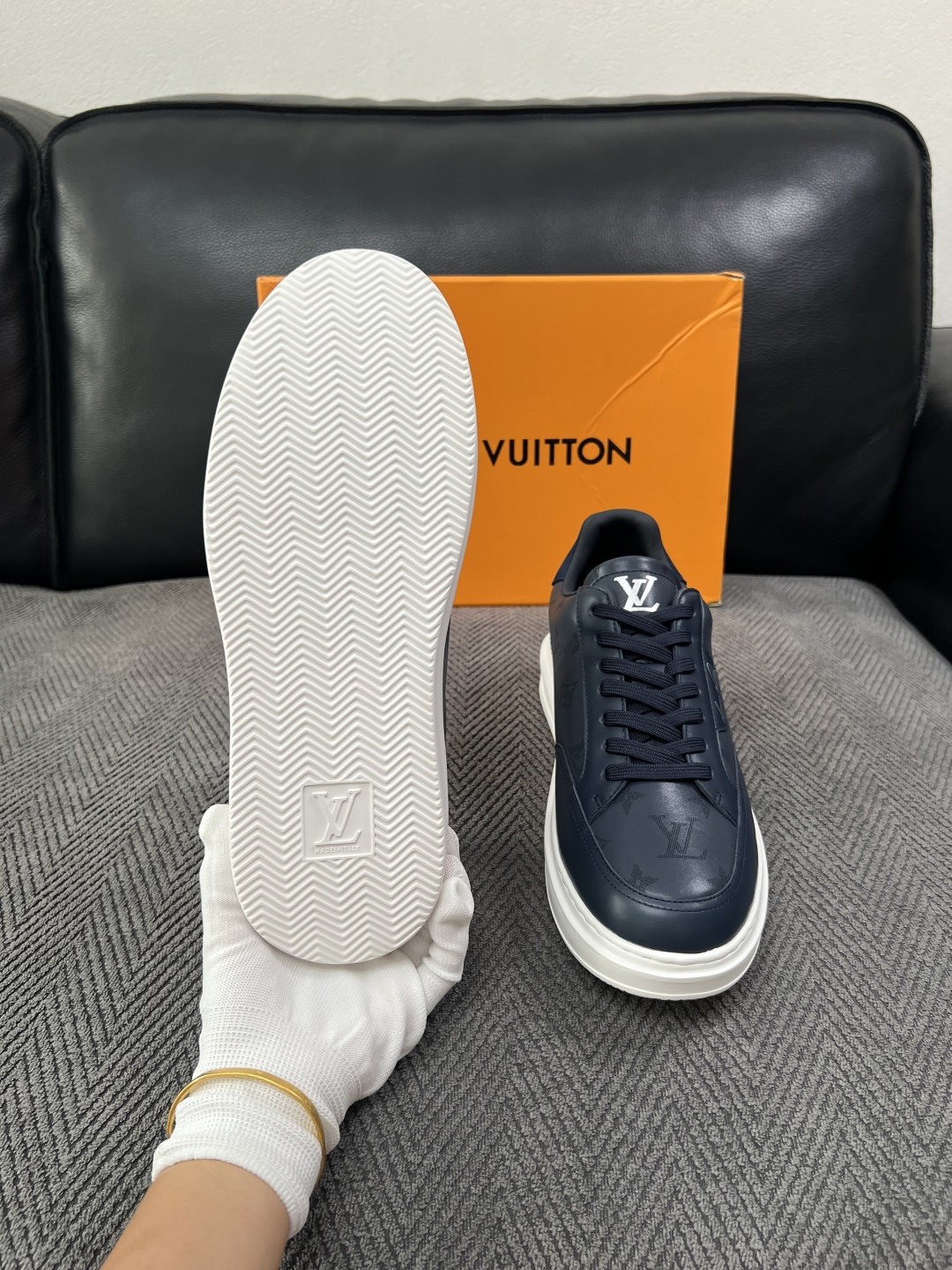 Lv  高品质  顶级工艺品  路易威登，运动板鞋专柜同步，鞋面意大利进口，高品质拼接缤纷色彩复杂工艺品，进口牛皮里垫柔