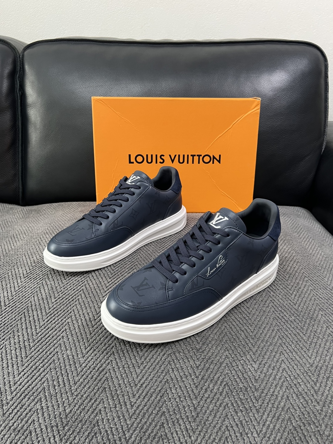 Lv  高品质  顶级工艺品  路易威登，运动板鞋专柜同步，鞋面意大利进口，高品质拼接缤纷色彩复杂工艺品，进口牛皮里垫柔