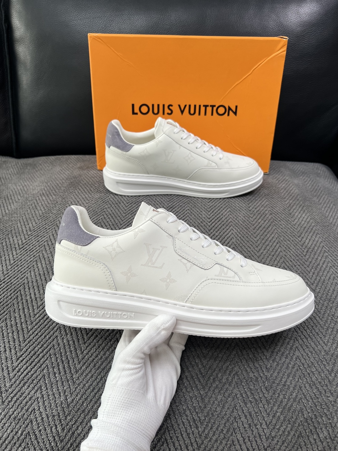 Lv  高品质  顶级工艺品  路易威登，运动板鞋专柜同步，鞋面意大利进口，高品质拼接缤纷色彩复杂工艺品，进口牛皮里垫柔