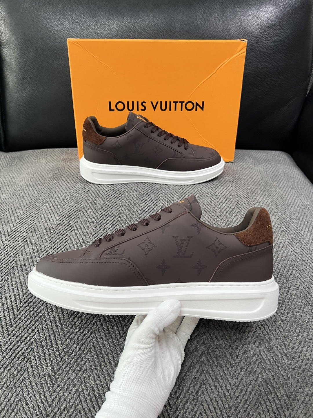 Lv  高品质  顶级工艺品  路易威登，运动板鞋专柜同步，鞋面意大利进口，高品质拼接缤纷色彩复杂工艺品，进口牛皮里垫柔