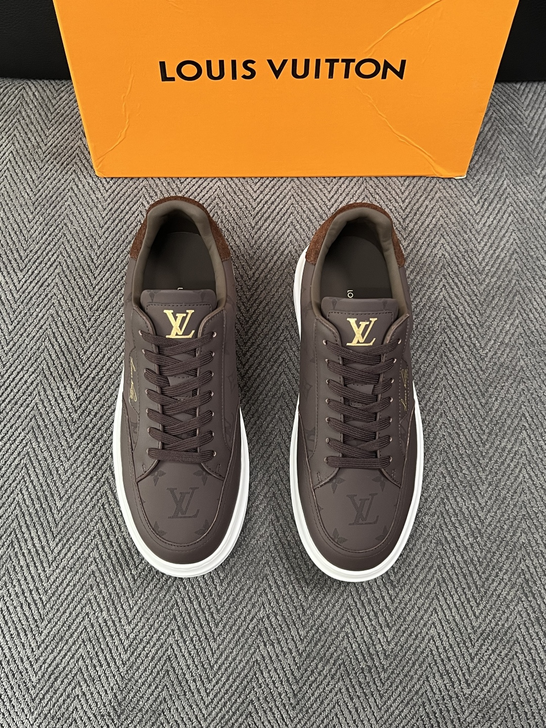 Lv  高品质  顶级工艺品  路易威登，运动板鞋专柜同步，鞋面意大利进口，高品质拼接缤纷色彩复杂工艺品，进口牛皮里垫柔