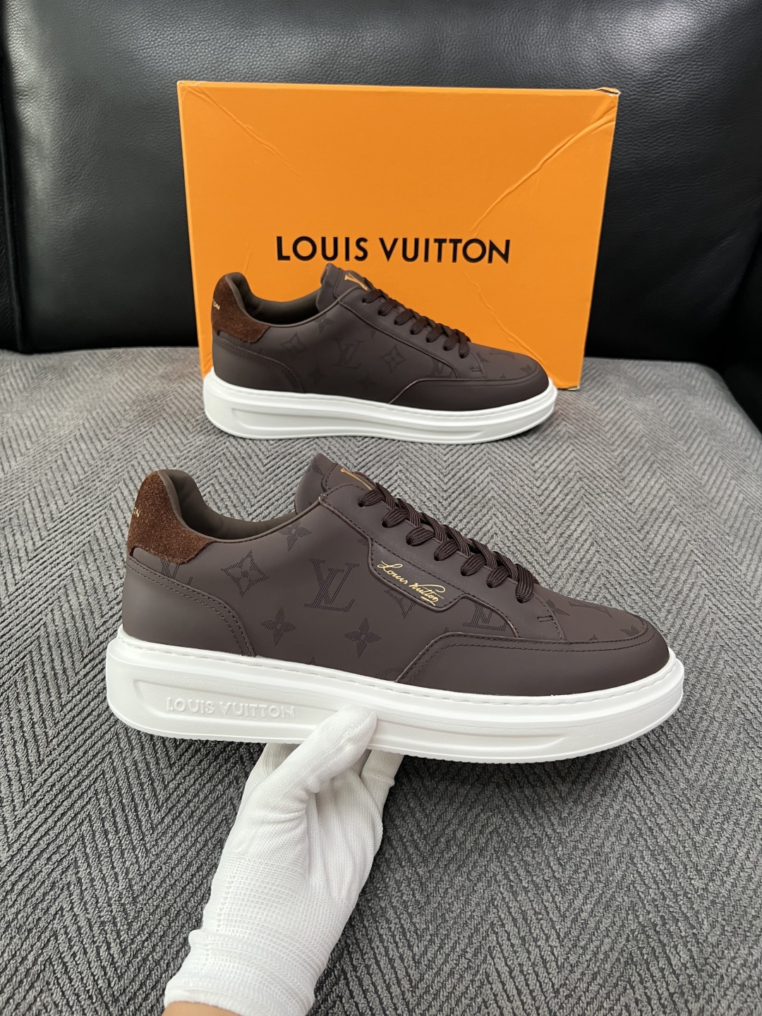 Lv  高品质  顶级工艺品  路易威登，运动板鞋专柜同步，鞋面意大利进口，高品质拼接缤纷色彩复杂工艺品，进口牛皮里垫柔