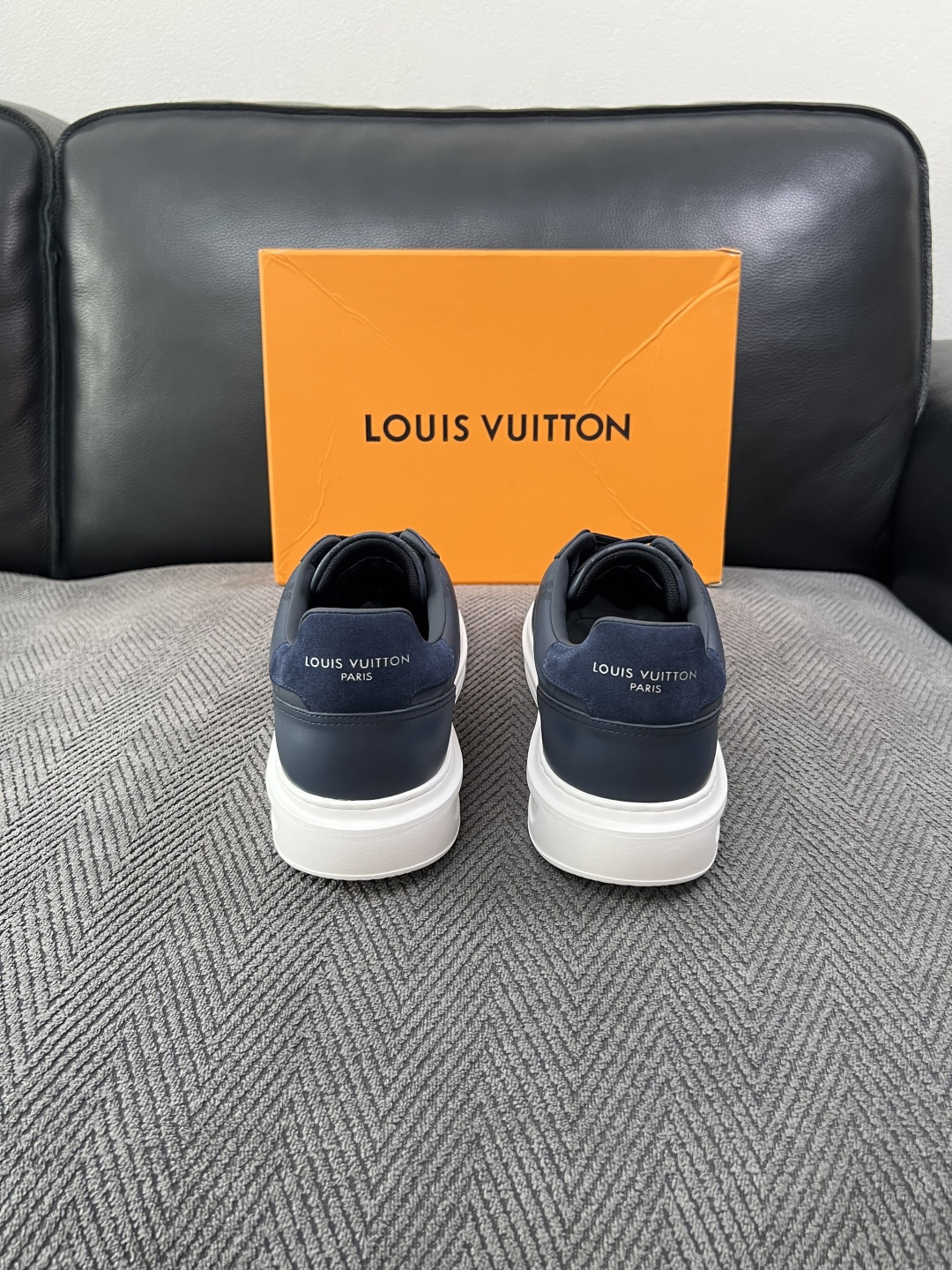 Lv  高品质  顶级工艺品  路易威登，运动板鞋专柜同步，鞋面意大利进口，高品质拼接缤纷色彩复杂工艺品，进口牛皮里垫柔
