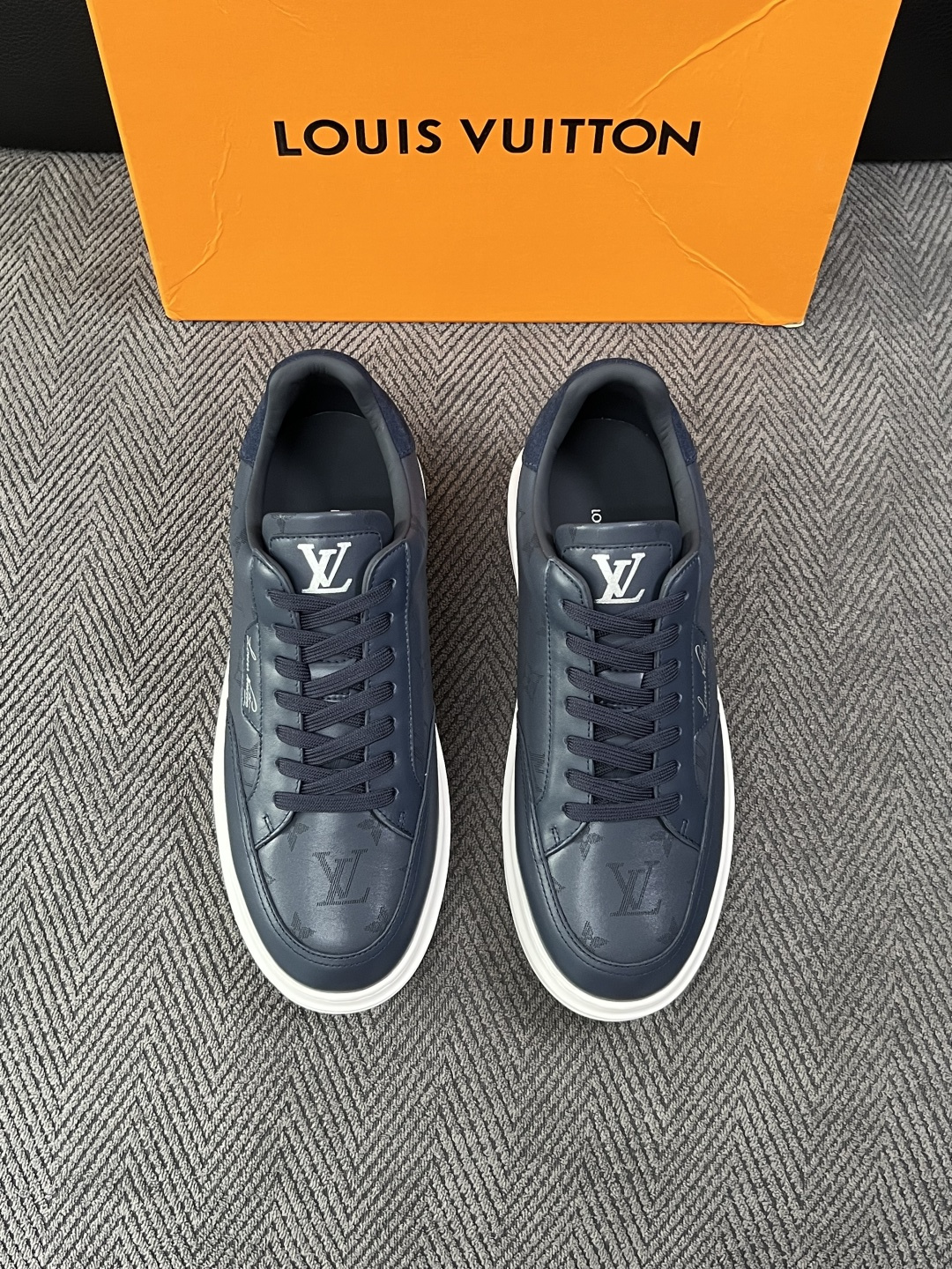 Lv  高品质  顶级工艺品  路易威登，运动板鞋专柜同步，鞋面意大利进口，高品质拼接缤纷色彩复杂工艺品，进口牛皮里垫柔