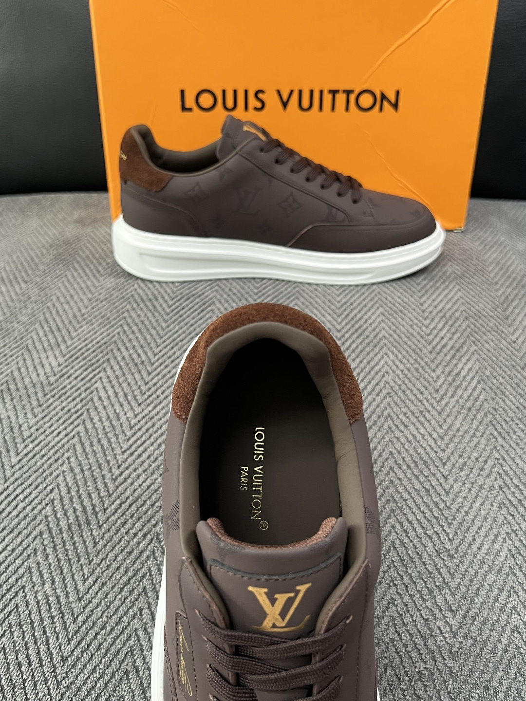 Lv  高品质  顶级工艺品  路易威登，运动板鞋专柜同步，鞋面意大利进口，高品质拼接缤纷色彩复杂工艺品，进口牛皮里垫柔