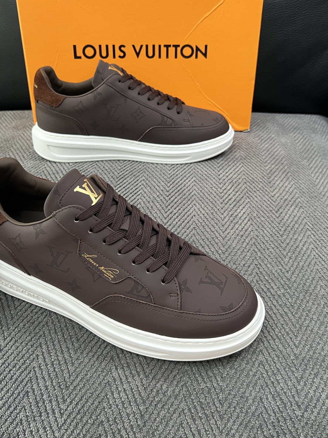 Lv  高品质  顶级工艺品  路易威登，运动板鞋专柜同步，鞋面意大利进口，高品质拼接缤纷色彩复杂工艺品，进口牛皮里垫柔