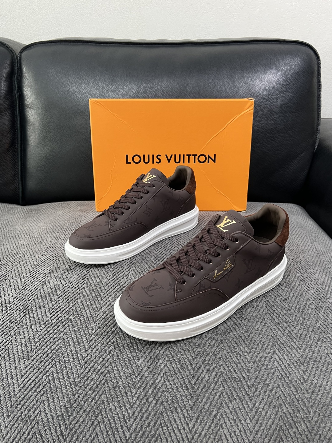 Lv  高品质  顶级工艺品  路易威登，运动板鞋专柜同步，鞋面意大利进口，高品质拼接缤纷色彩复杂工艺品，进口牛皮里垫柔