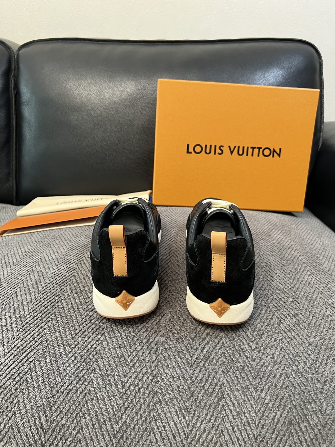 Lv  高品质  顶级工艺品  路易威登，运动板鞋专柜同步，鞋面意大利进口，高品质拼接缤纷色彩复杂工艺品，进口牛皮里垫柔