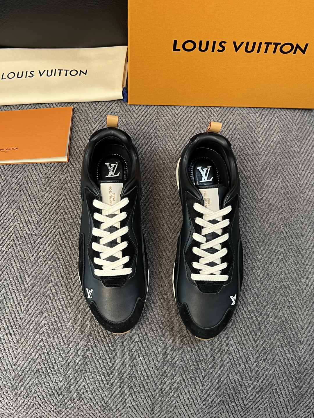 Lv  高品质  顶级工艺品  路易威登，运动板鞋专柜同步，鞋面意大利进口，高品质拼接缤纷色彩复杂工艺品，进口牛皮里垫柔
