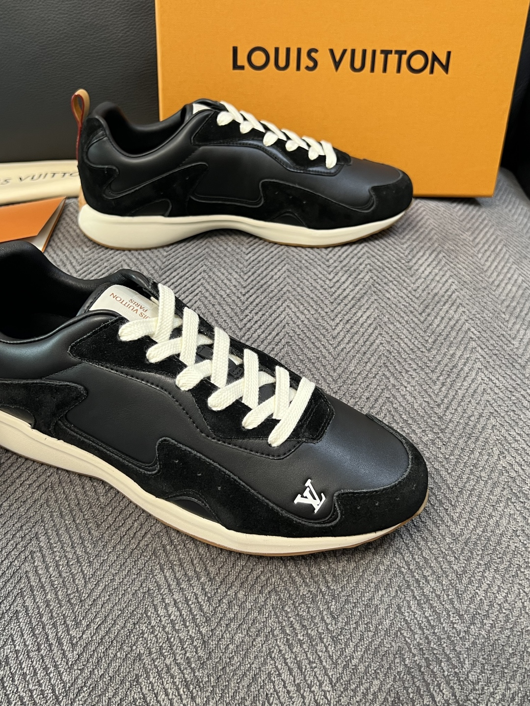 Lv  高品质  顶级工艺品  路易威登，运动板鞋专柜同步，鞋面意大利进口，高品质拼接缤纷色彩复杂工艺品，进口牛皮里垫柔