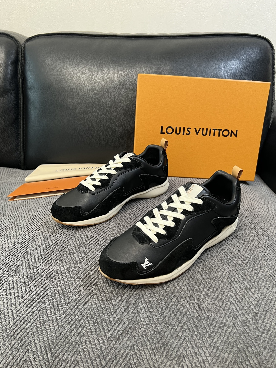 Lv  高品质  顶级工艺品  路易威登，运动板鞋专柜同步，鞋面意大利进口，高品质拼接缤纷色彩复杂工艺品，进口牛皮里垫柔