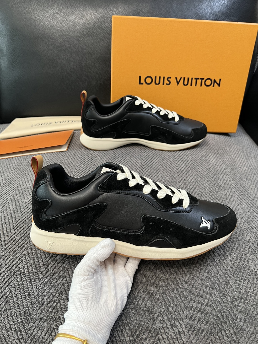 Lv  高品质  顶级工艺品  路易威登，运动板鞋专柜同步，鞋面意大利进口，高品质拼接缤纷色彩复杂工艺品，进口牛皮里垫柔