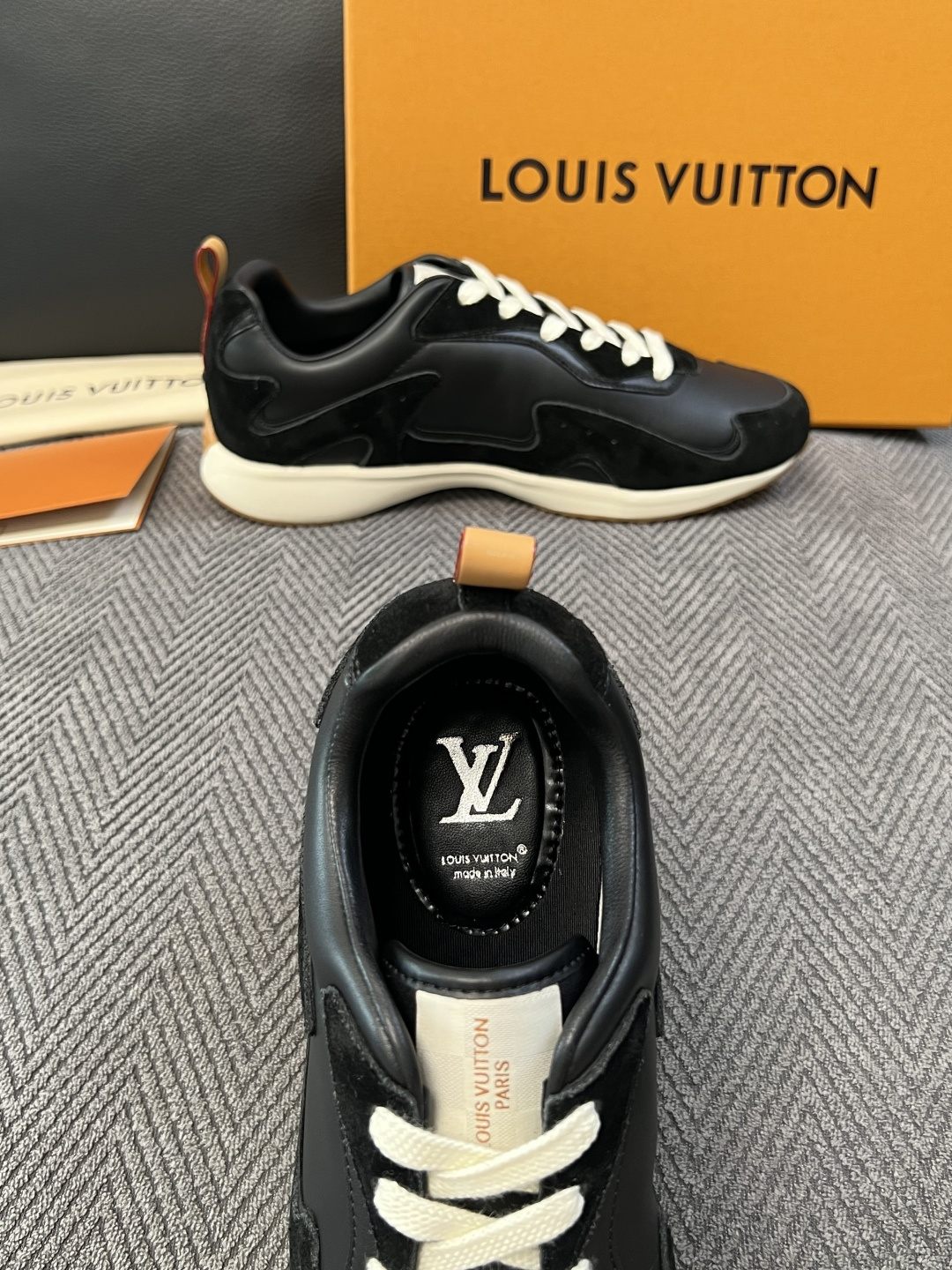 Lv  高品质  顶级工艺品  路易威登，运动板鞋专柜同步，鞋面意大利进口，高品质拼接缤纷色彩复杂工艺品，进口牛皮里垫柔