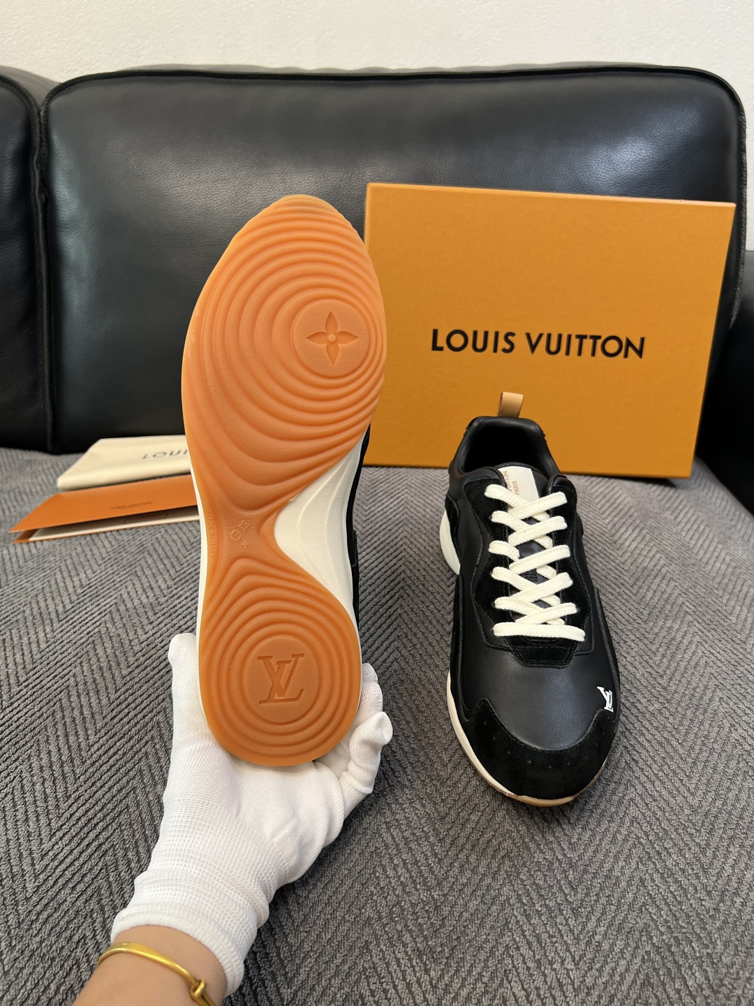 Lv  高品质  顶级工艺品  路易威登，运动板鞋专柜同步，鞋面意大利进口，高品质拼接缤纷色彩复杂工艺品，进口牛皮里垫柔