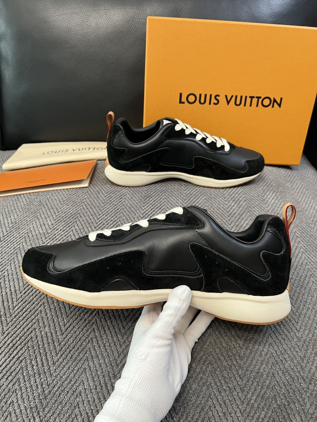Lv  高品质  顶级工艺品  路易威登，运动板鞋专柜同步，鞋面意大利进口，高品质拼接缤纷色彩复杂工艺品，进口牛皮里垫柔