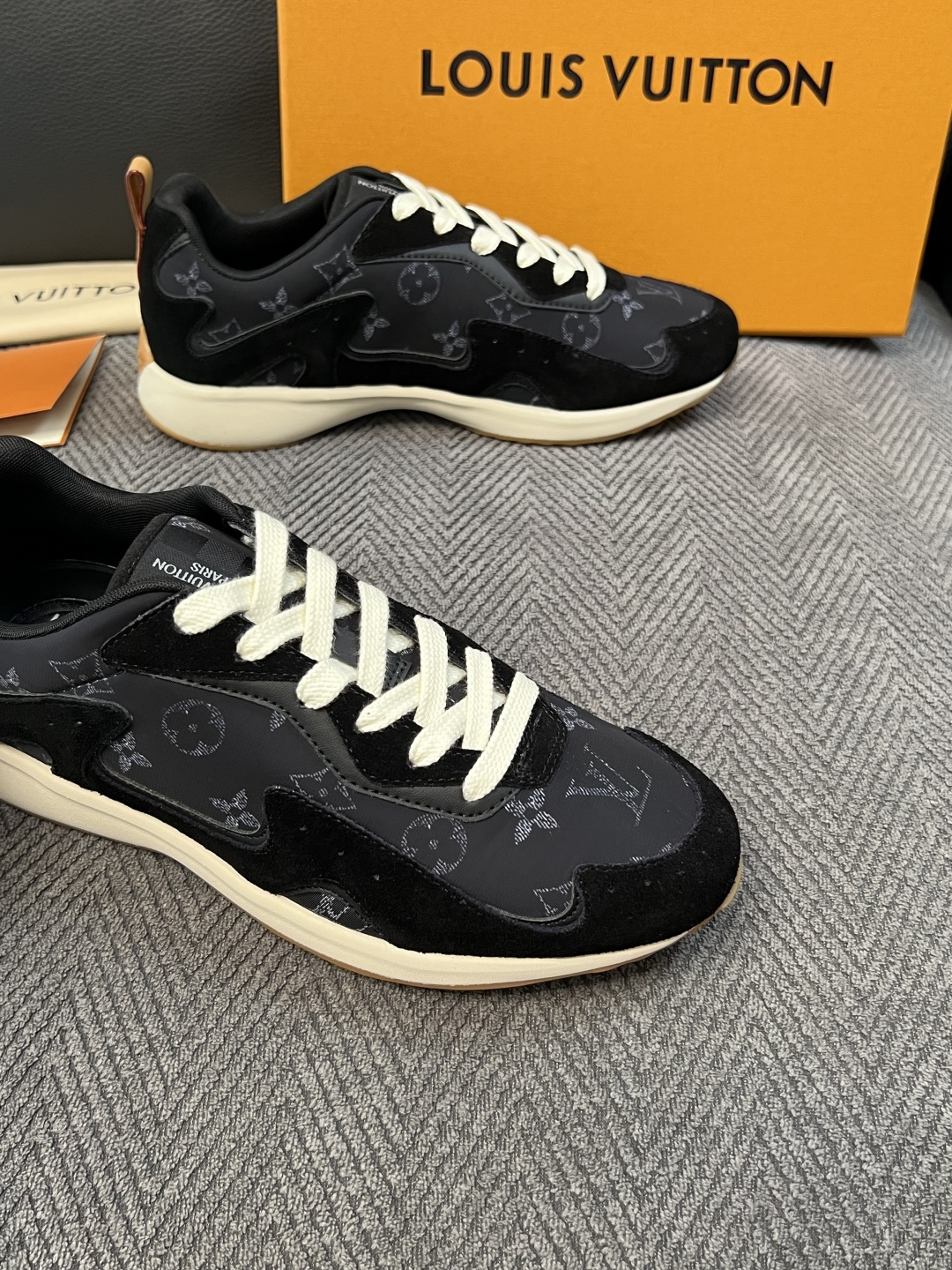 Lv  高品质  顶级工艺品  路易威登，运动板鞋专柜同步，鞋面意大利进口，高品质拼接缤纷色彩复杂工艺品，进口牛皮里垫柔