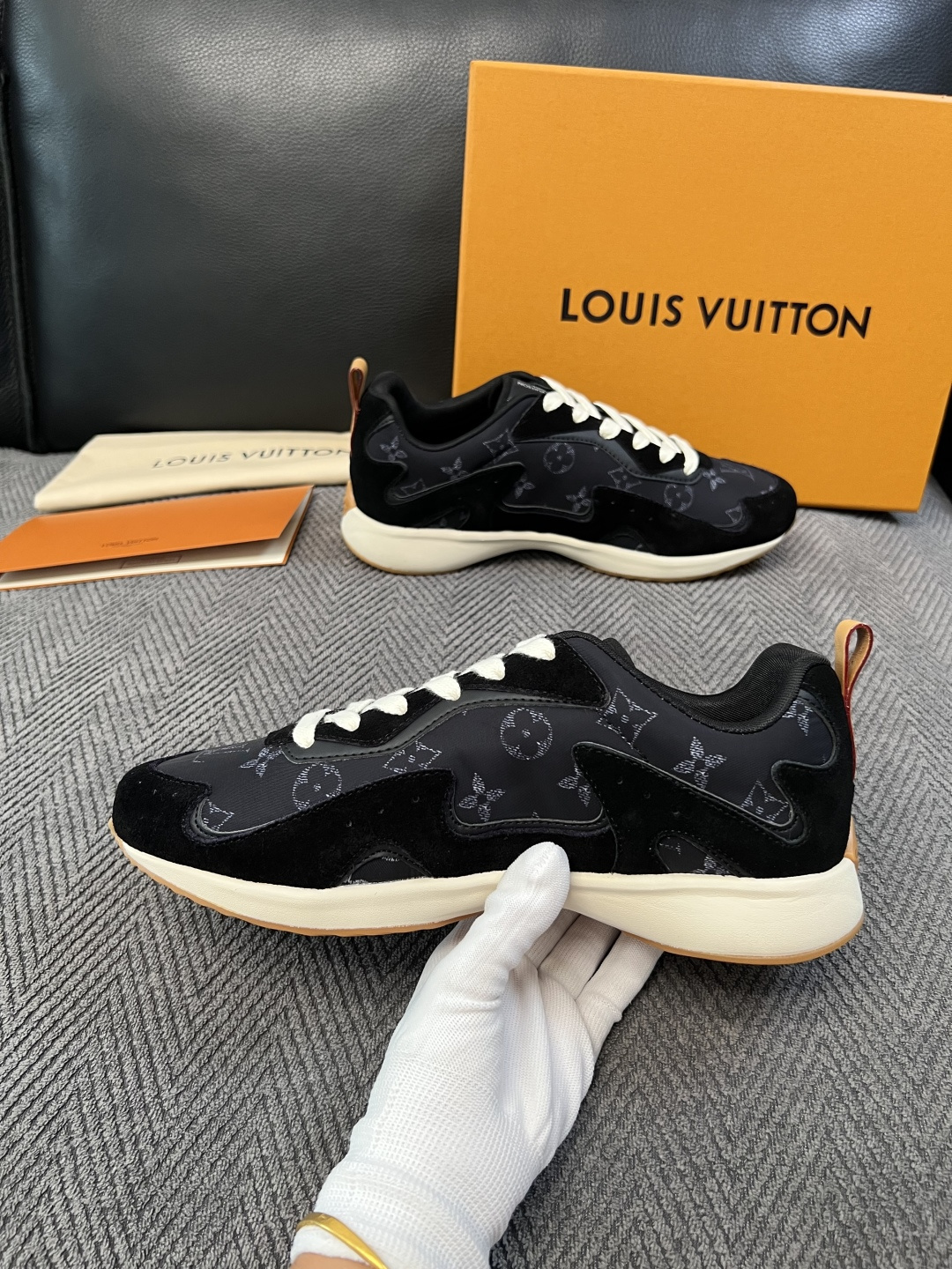 Lv  高品质  顶级工艺品  路易威登，运动板鞋专柜同步，鞋面意大利进口，高品质拼接缤纷色彩复杂工艺品，进口牛皮里垫柔