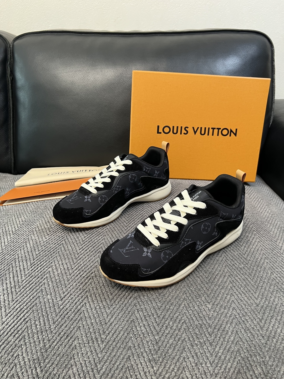 Lv  高品质  顶级工艺品  路易威登，运动板鞋专柜同步，鞋面意大利进口，高品质拼接缤纷色彩复杂工艺品，进口牛皮里垫柔