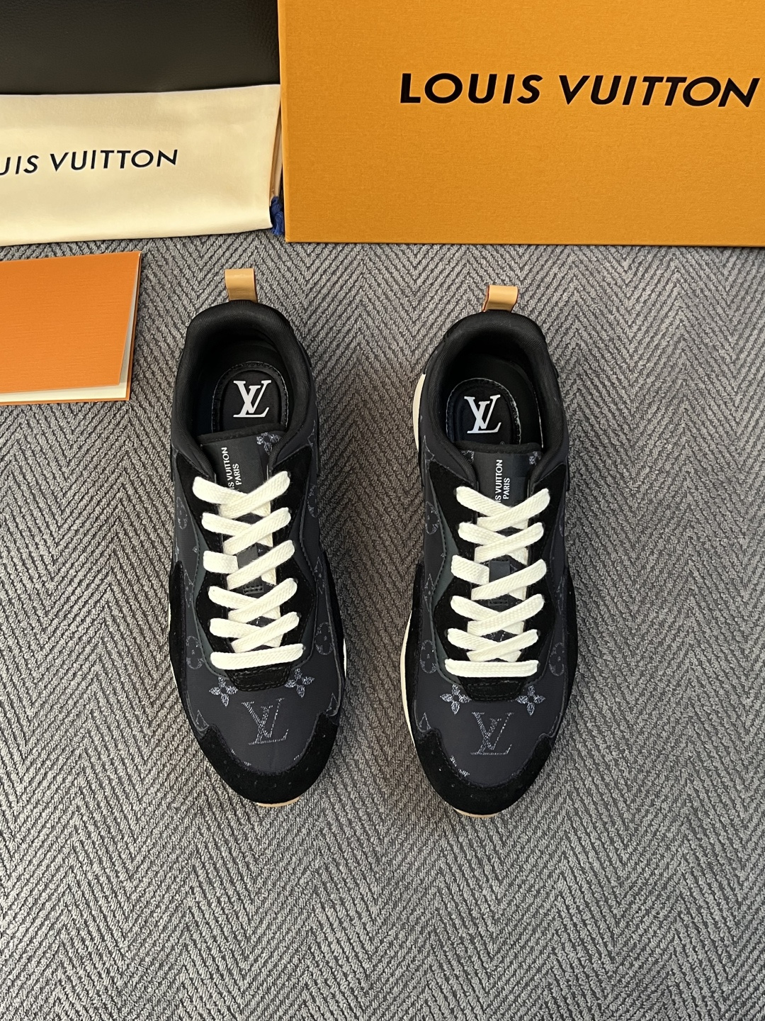 Lv  高品质  顶级工艺品  路易威登，运动板鞋专柜同步，鞋面意大利进口，高品质拼接缤纷色彩复杂工艺品，进口牛皮里垫柔
