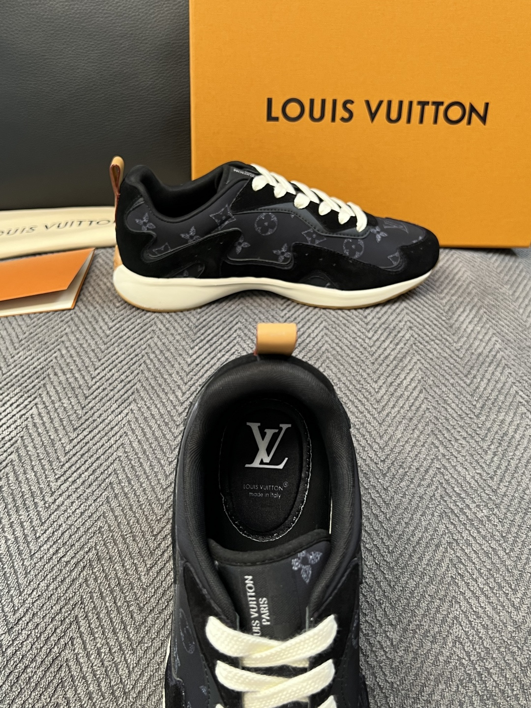 Lv  高品质  顶级工艺品  路易威登，运动板鞋专柜同步，鞋面意大利进口，高品质拼接缤纷色彩复杂工艺品，进口牛皮里垫柔