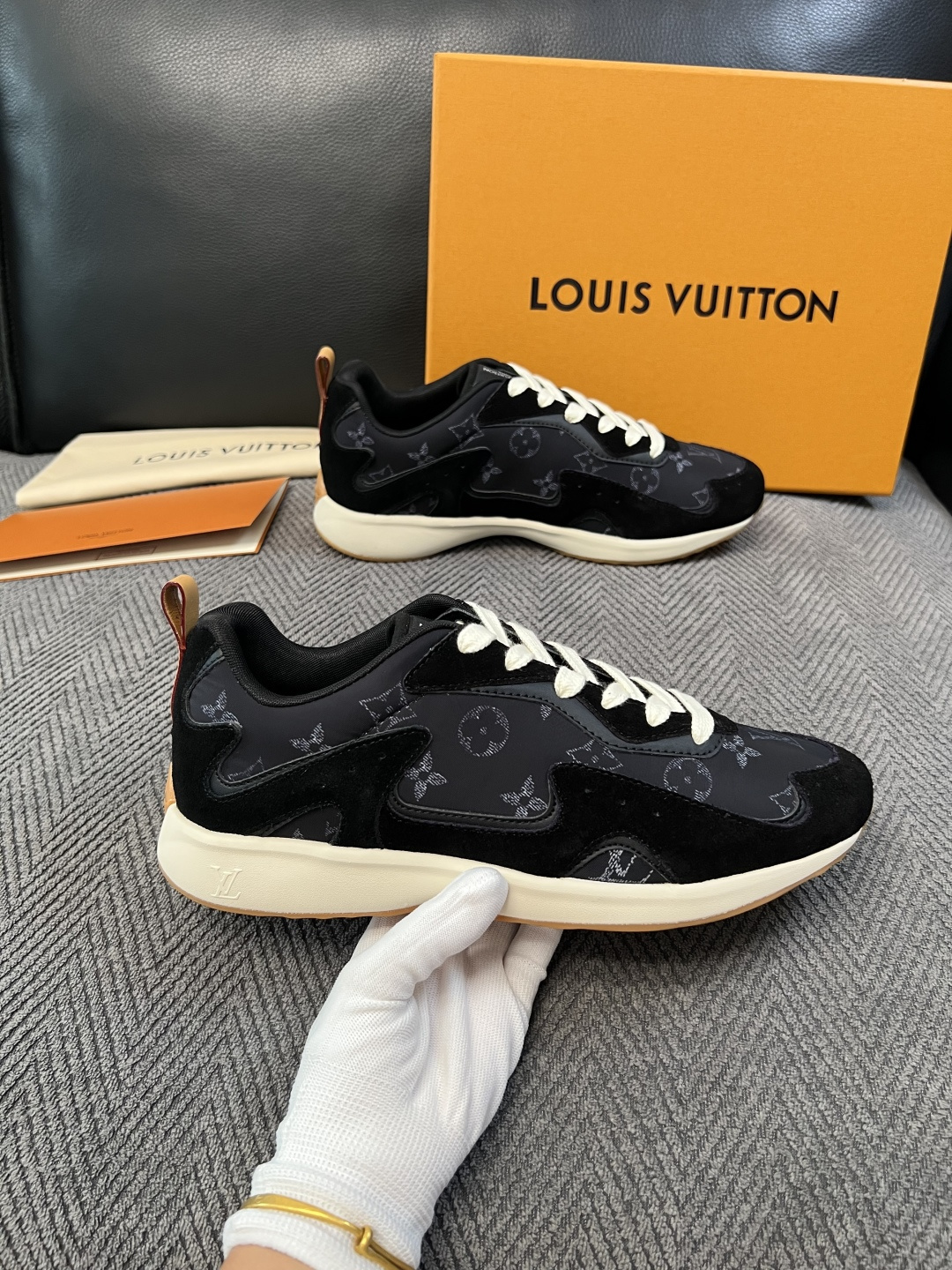 Lv  高品质  顶级工艺品  路易威登，运动板鞋专柜同步，鞋面意大利进口，高品质拼接缤纷色彩复杂工艺品，进口牛皮里垫柔
