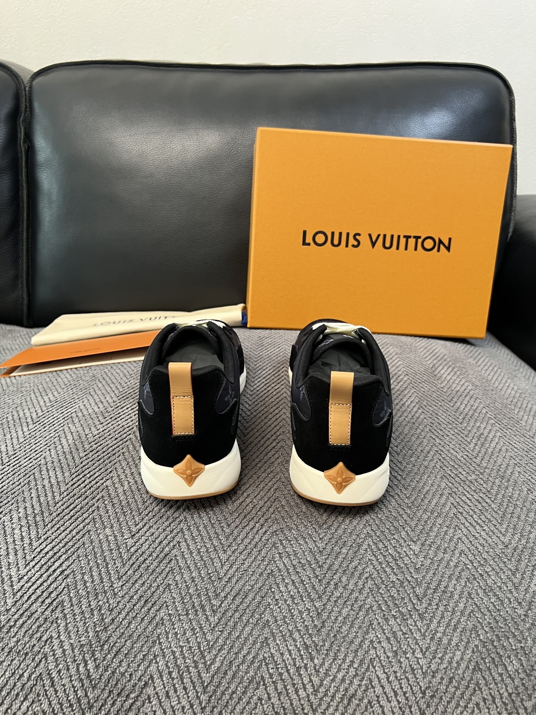 Lv  高品质  顶级工艺品  路易威登，运动板鞋专柜同步，鞋面意大利进口，高品质拼接缤纷色彩复杂工艺品，进口牛皮里垫柔