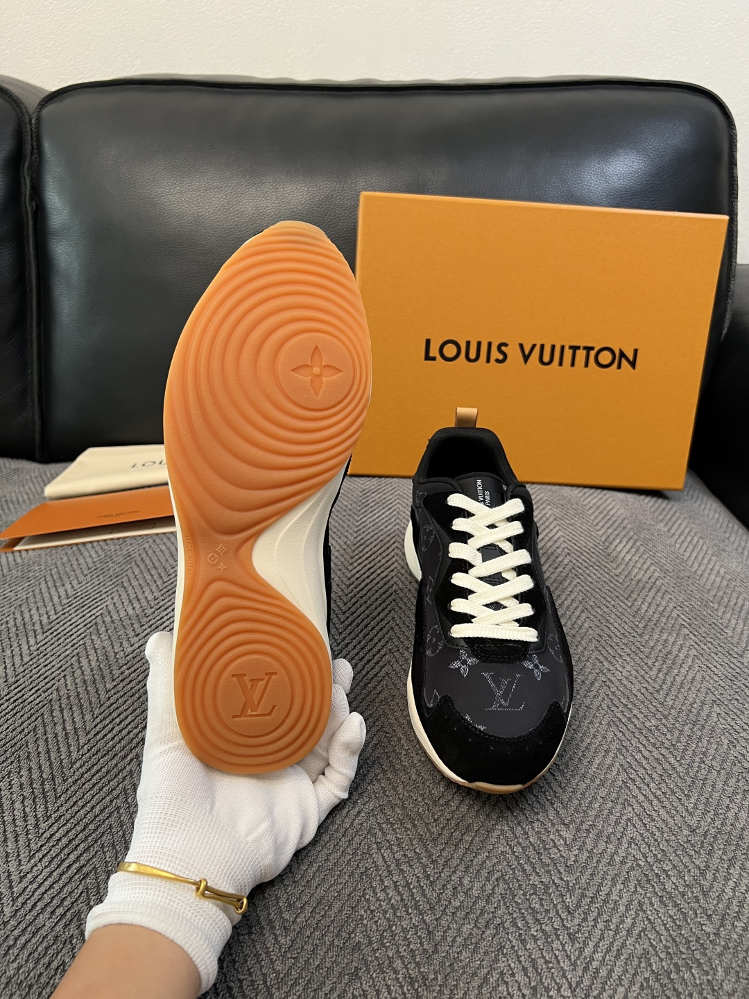Lv  高品质  顶级工艺品  路易威登，运动板鞋专柜同步，鞋面意大利进口，高品质拼接缤纷色彩复杂工艺品，进口牛皮里垫柔