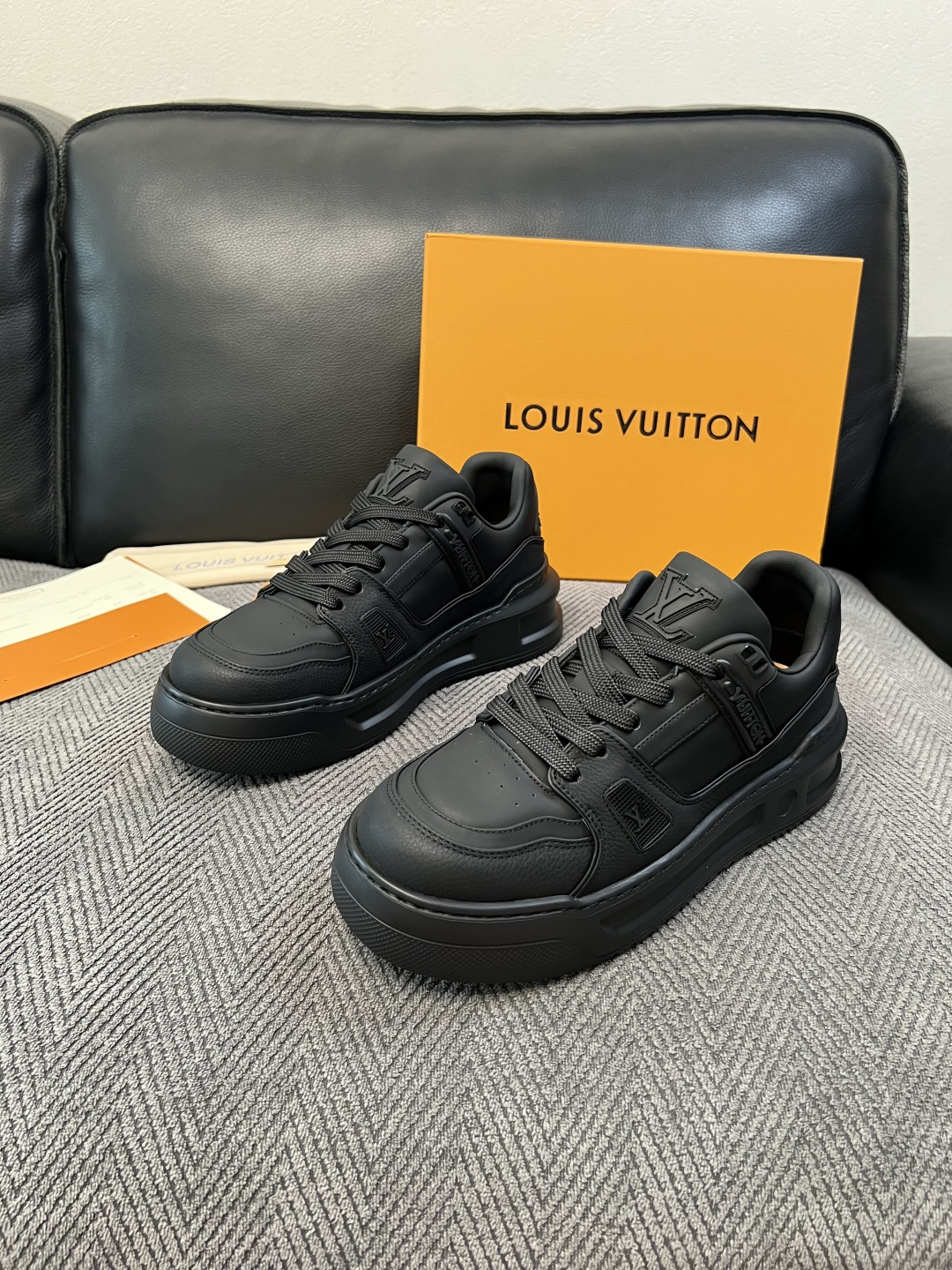 Lv  高品质  顶级工艺品  路易威登，运动板鞋专柜同步，鞋面意大利进口，高品质拼接缤纷色彩复杂工艺品，进口牛皮里垫柔