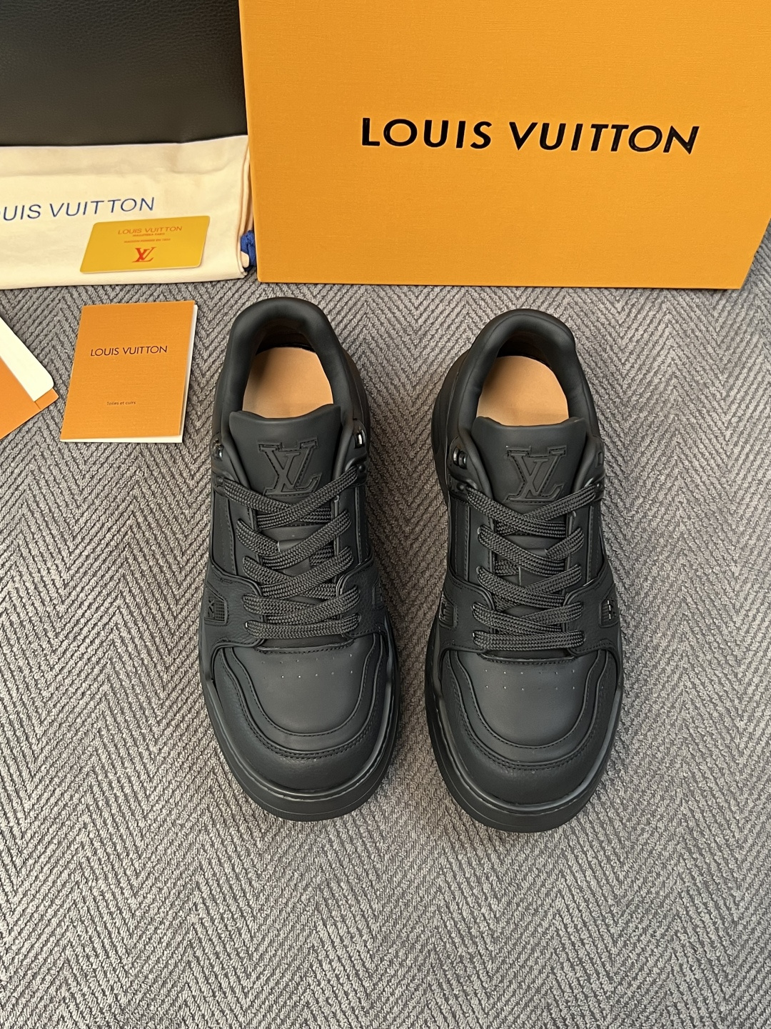 Lv  高品质  顶级工艺品  路易威登，运动板鞋专柜同步，鞋面意大利进口，高品质拼接缤纷色彩复杂工艺品，进口牛皮里垫柔