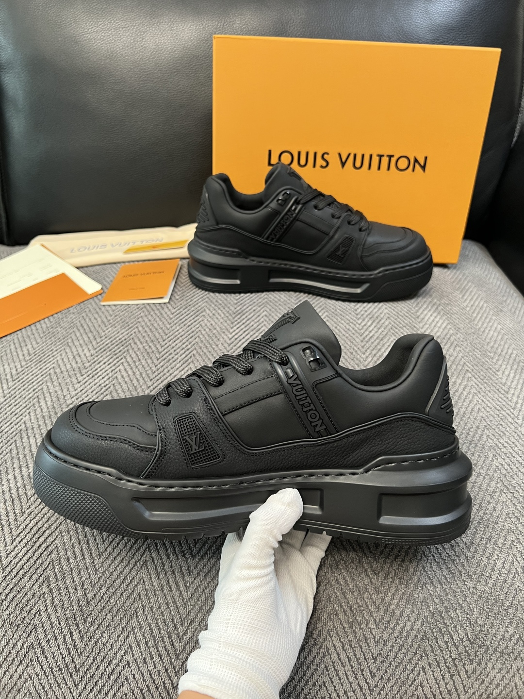 Lv  高品质  顶级工艺品  路易威登，运动板鞋专柜同步，鞋面意大利进口，高品质拼接缤纷色彩复杂工艺品，进口牛皮里垫柔