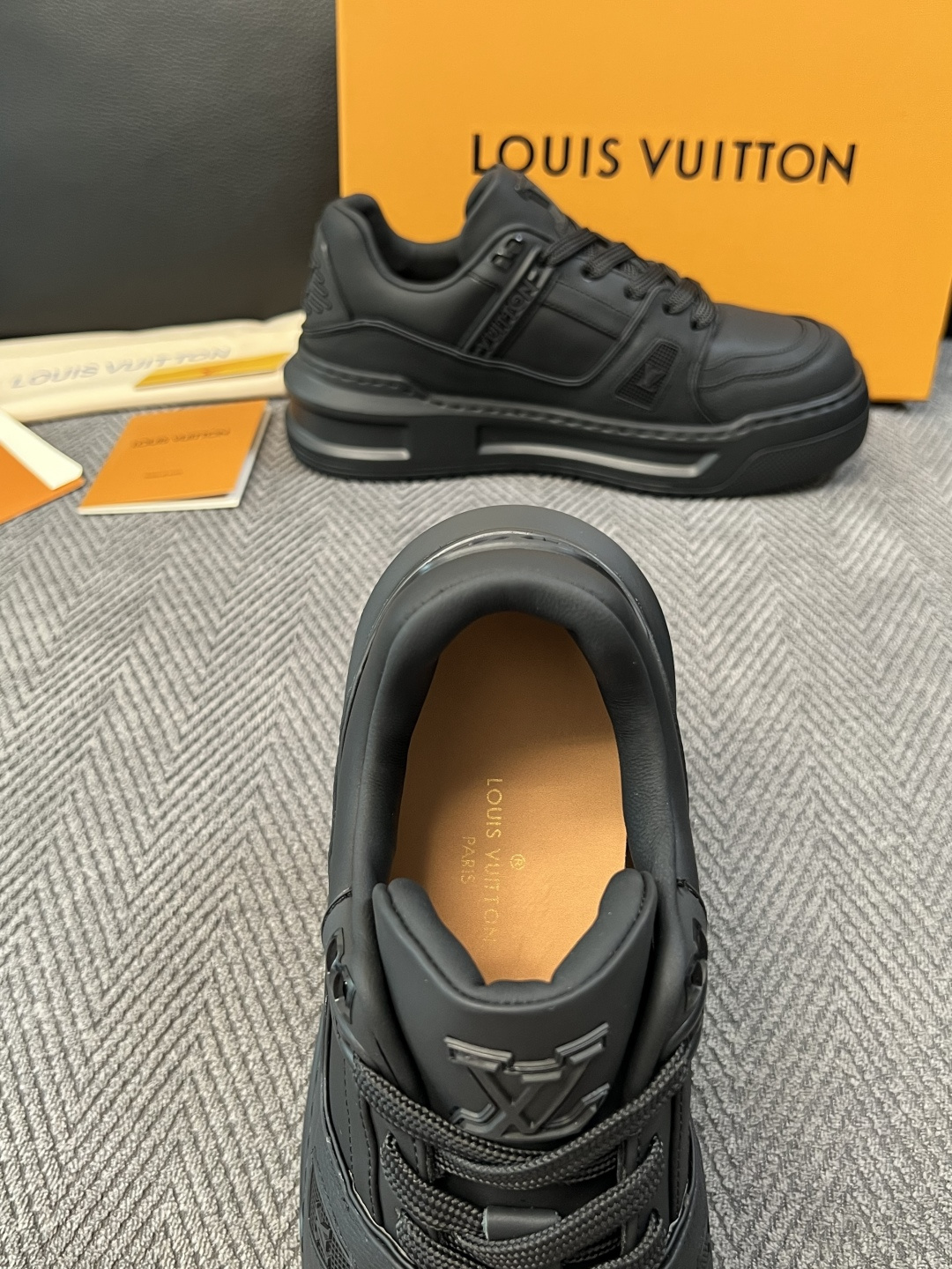 Lv  高品质  顶级工艺品  路易威登，运动板鞋专柜同步，鞋面意大利进口，高品质拼接缤纷色彩复杂工艺品，进口牛皮里垫柔