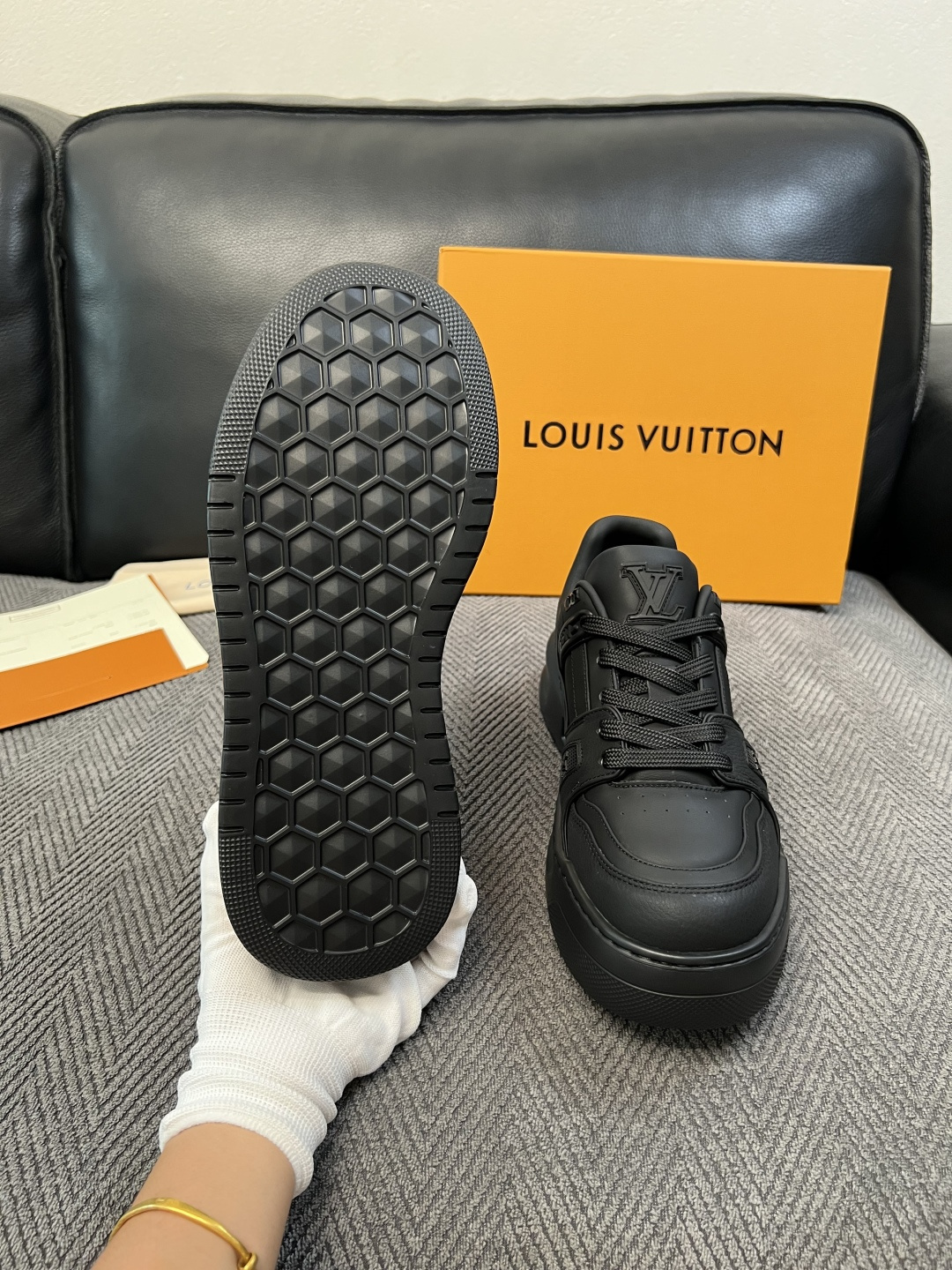 Lv  高品质  顶级工艺品  路易威登，运动板鞋专柜同步，鞋面意大利进口，高品质拼接缤纷色彩复杂工艺品，进口牛皮里垫柔