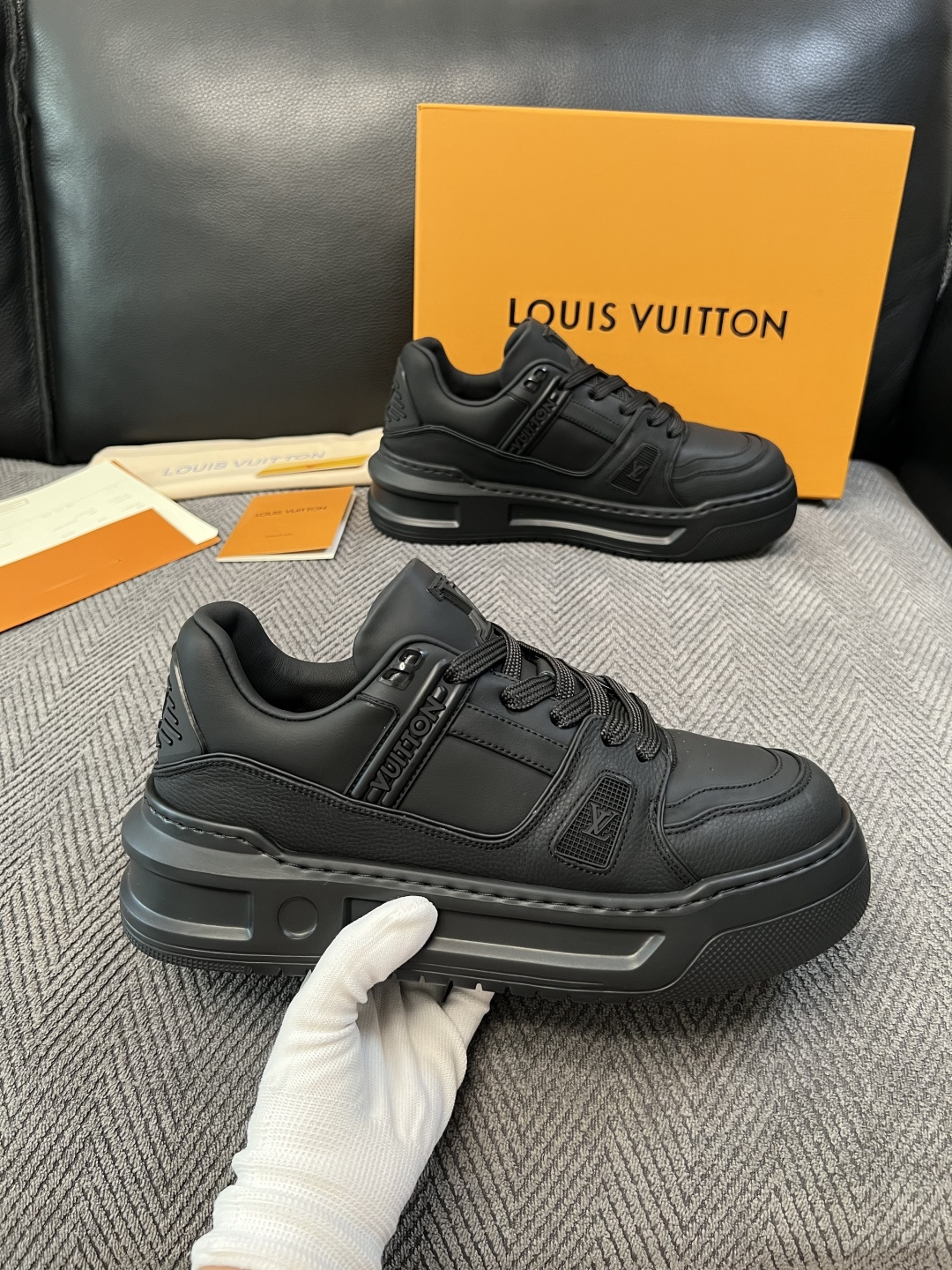 Lv  高品质  顶级工艺品  路易威登，运动板鞋专柜同步，鞋面意大利进口，高品质拼接缤纷色彩复杂工艺品，进口牛皮里垫柔
