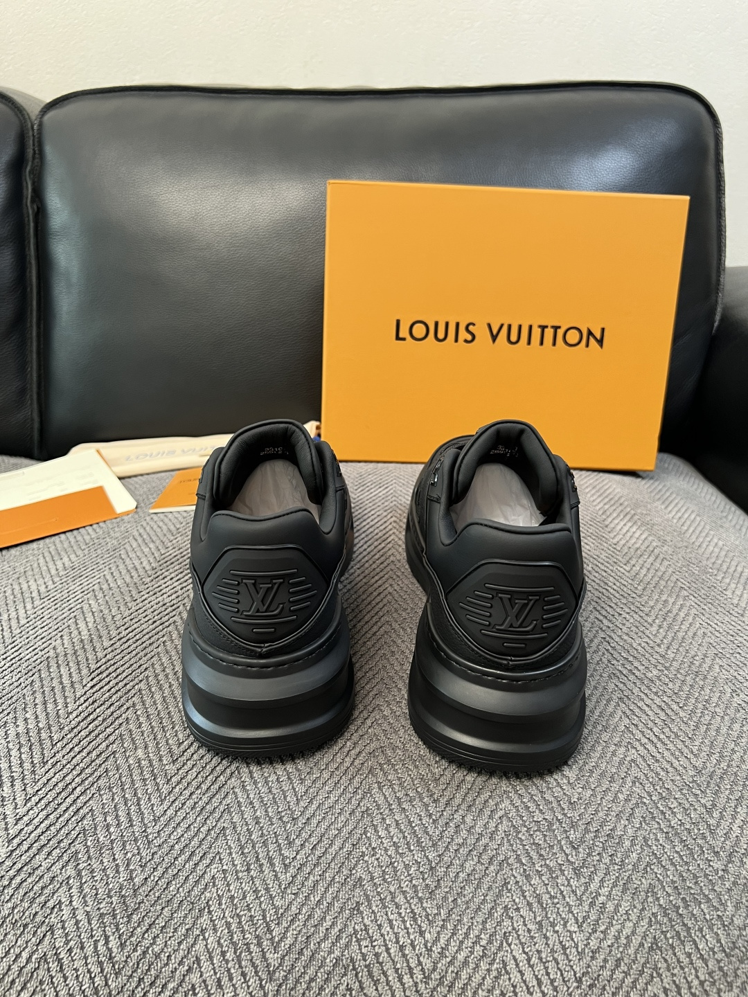 Lv  高品质  顶级工艺品  路易威登，运动板鞋专柜同步，鞋面意大利进口，高品质拼接缤纷色彩复杂工艺品，进口牛皮里垫柔
