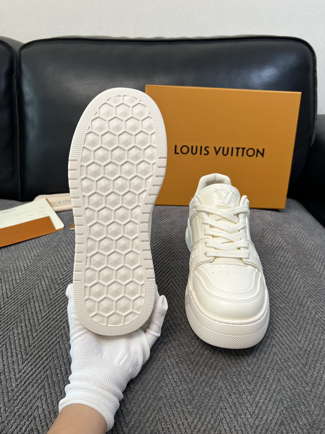 Lv  高品质  顶级工艺品  路易威登，运动板鞋专柜同步，鞋面意大利进口，高品质拼接缤纷色彩复杂工艺品，进口牛皮里垫柔