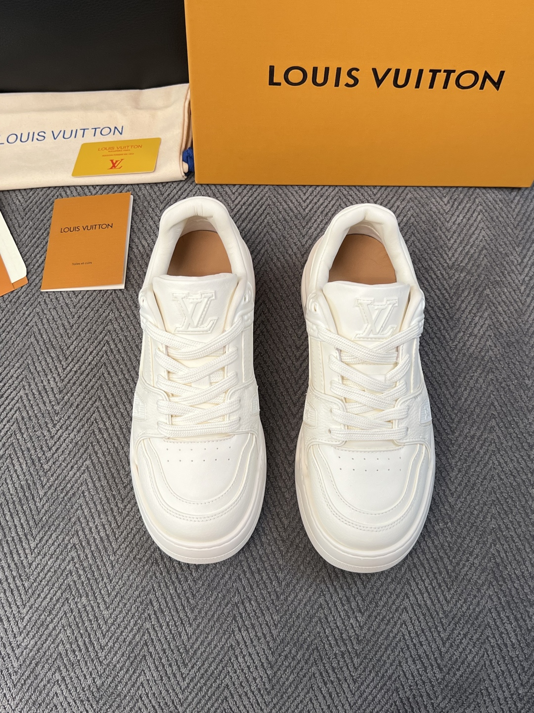 Lv  高品质  顶级工艺品  路易威登，运动板鞋专柜同步，鞋面意大利进口，高品质拼接缤纷色彩复杂工艺品，进口牛皮里垫柔